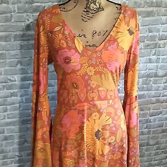 70s retro Bellsleeve Floral Dress - Picture 2 of 10